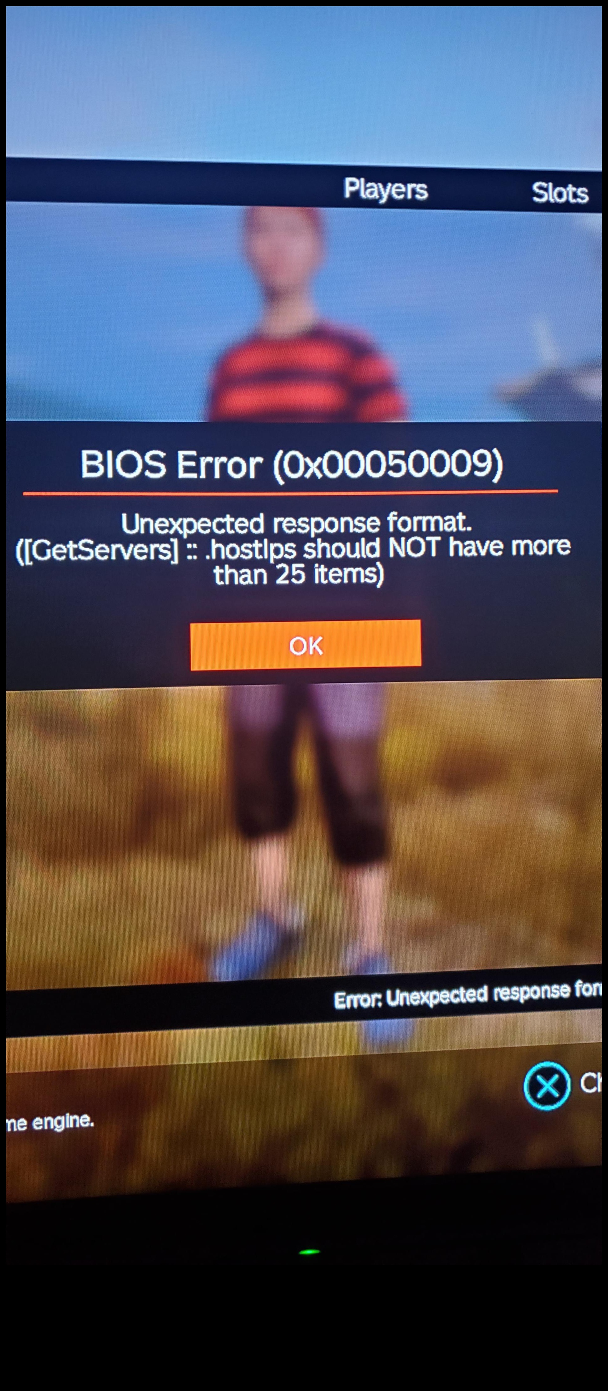 Skylines un saulrieti: pilsētas ainavas vakara gaismā